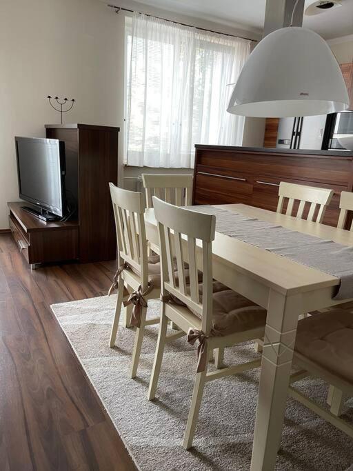 Priestranny 3 Izb. Apartman V Centre S Parkovanim. Банска-Бистрица Экстерьер фото